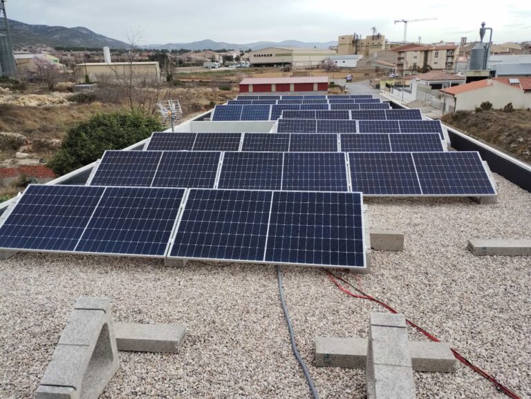 Los paneles fotovoltaicos tienen muchos beneficios. Aquaclim te instalada tus placas solares.